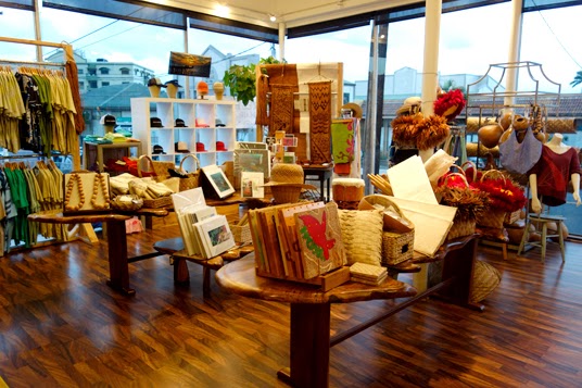 Hawaii: Shopping at Native Intelligence in Wailuku