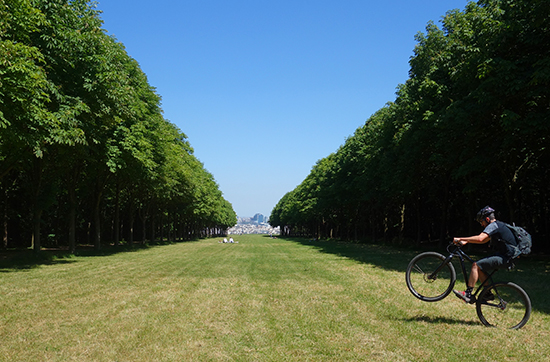 Biking wheelie in Parc de Saint-Cloud