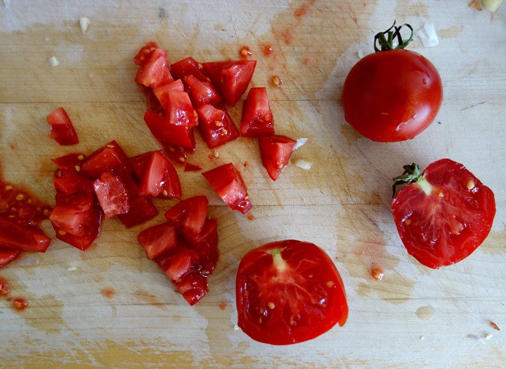 Chopping tomatoes for a mussel broth