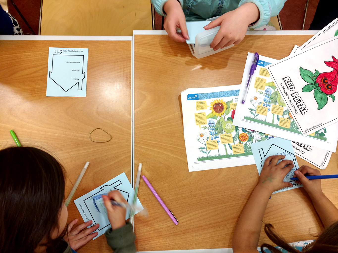 Coloring emergency cards - Daisy troop